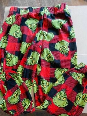 Women’s Grinch Plaid Sleep Pants - Red & Black